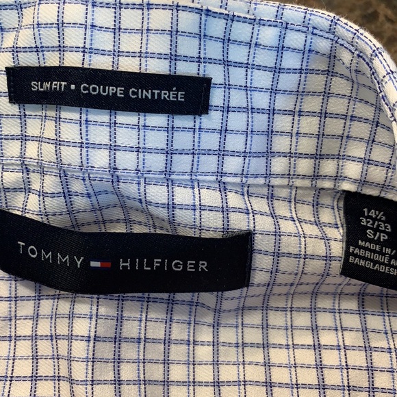Tommy Hilfiger slim fit dress shirt. - Picture 2 of 3